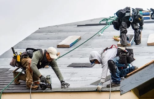 roof-installers-on-roof